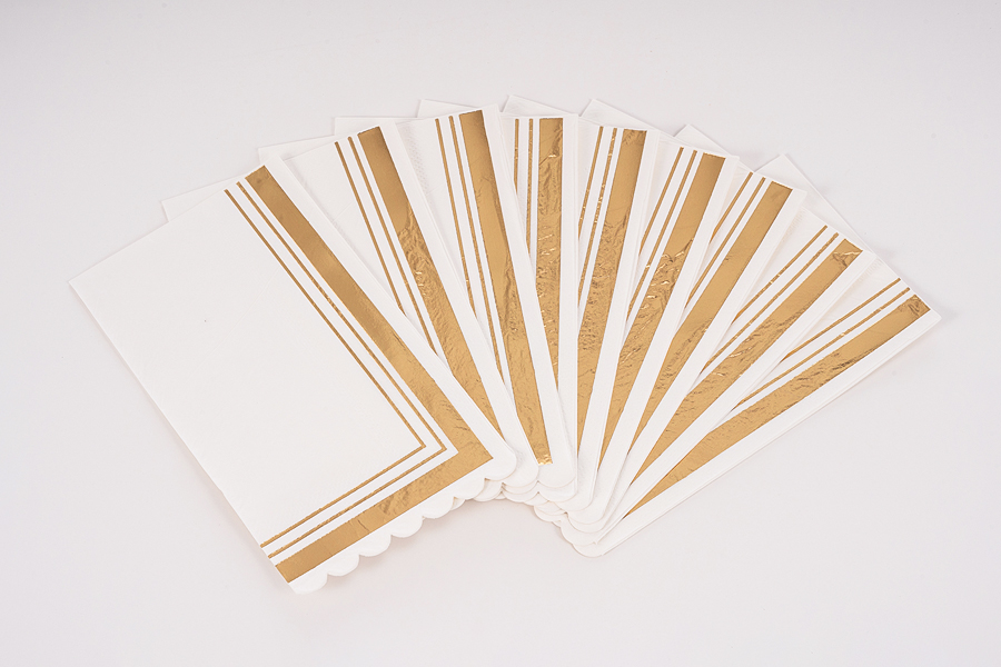 Serviette bordée de dentelle
