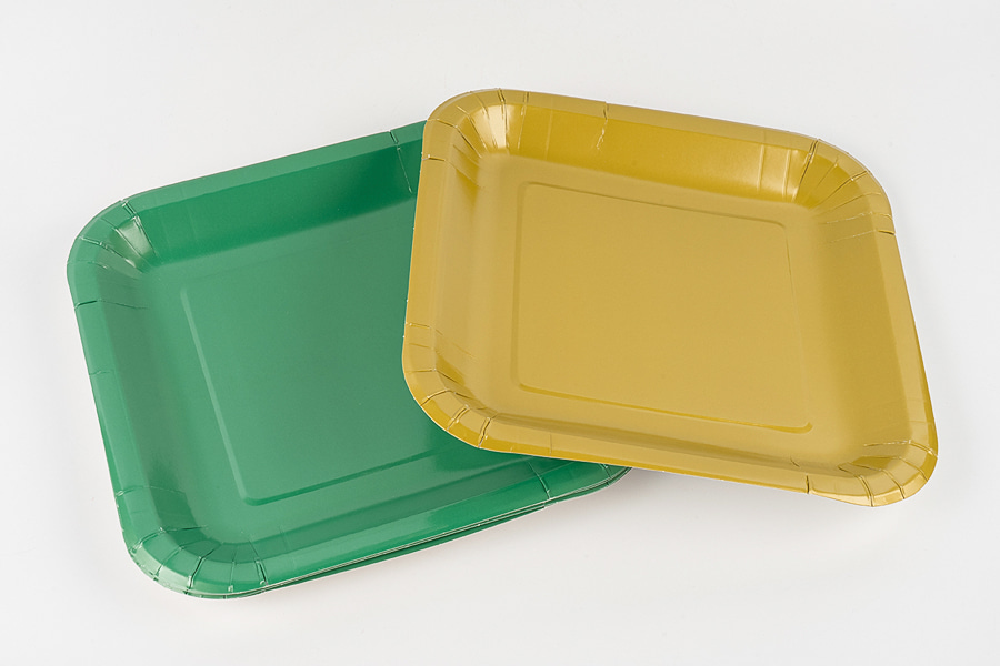 Assiettes en papier carrées de couleur unie
